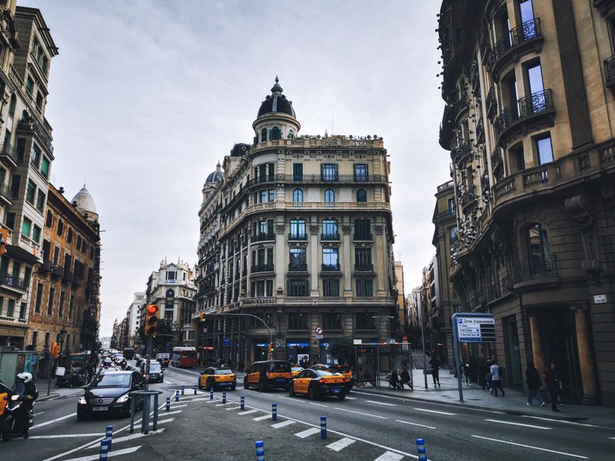 Cruce de calles del Eixample de Barcelona, con su arquitectura de chaflanes