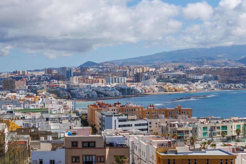 Las Palmas de Gran Canaria vista desde arriba, con su ciudad y su costa