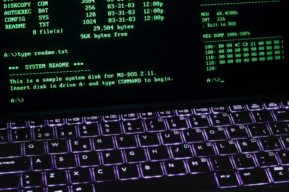 Pantalla de terminal en verde sobre un teclado retroiluminado, imagen del chat de cornudos por IRC