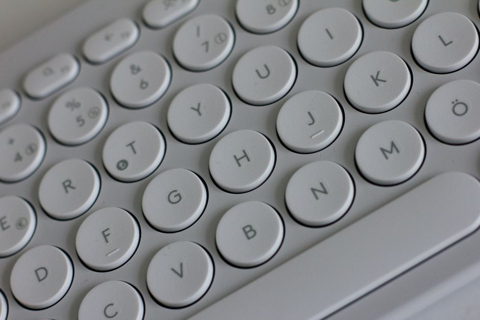Teclas redondas de un teclado antiguo, imagen de la guía para conectar a Mazmorra por IRC