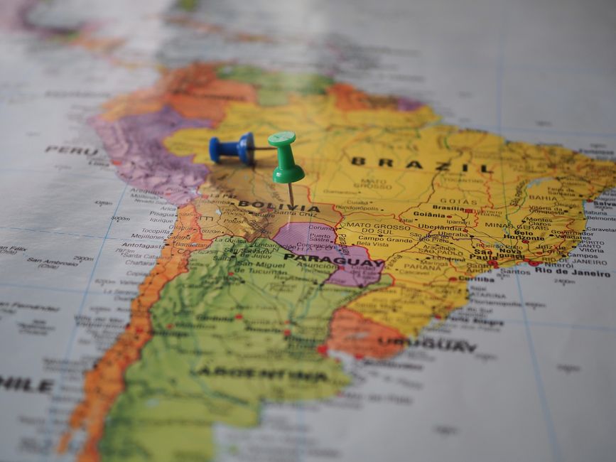 Un mapa de Sudamérica visto de cerca, con Perú, Chile, Argentina y Uruguay legibles y dos chinchetas clavadas.
