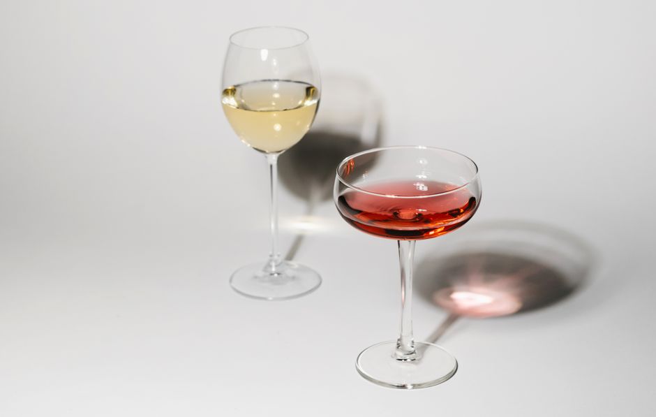 Dos copas de vino sobre fondo oscuro, imagen de la sala de chat de parejas liberales