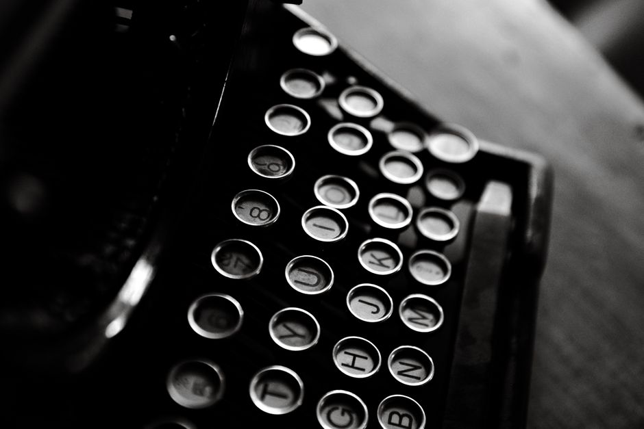 Teclas de una máquina de escribir antigua en blanco y negro, imagen de la sala de relatos eróticos