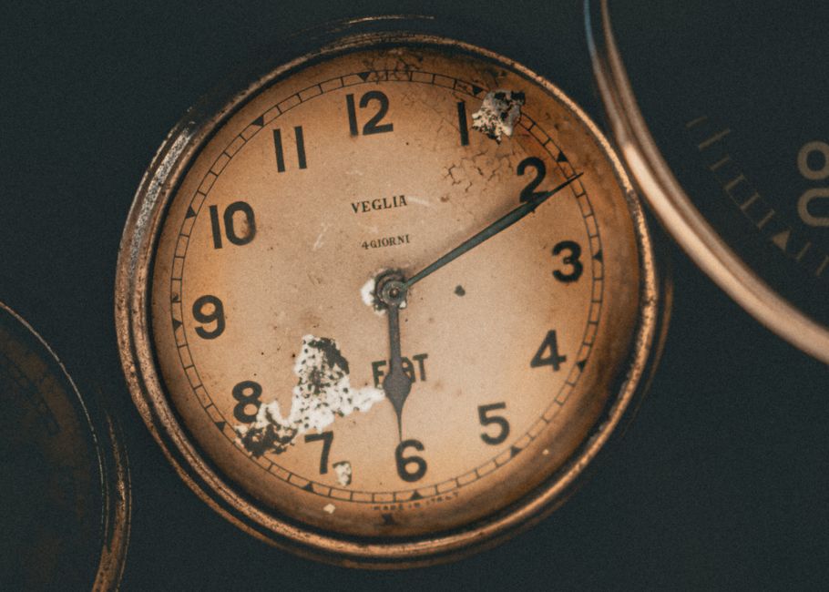 Reloj analógico antiguo en primer plano, imagen de la guía sobre las dinámicas 24/7