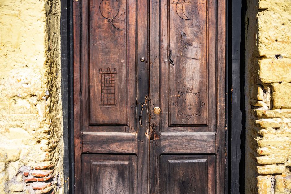 Puerta de madera antigua entreabierta, imagen de la guía para empezar en el BDSM