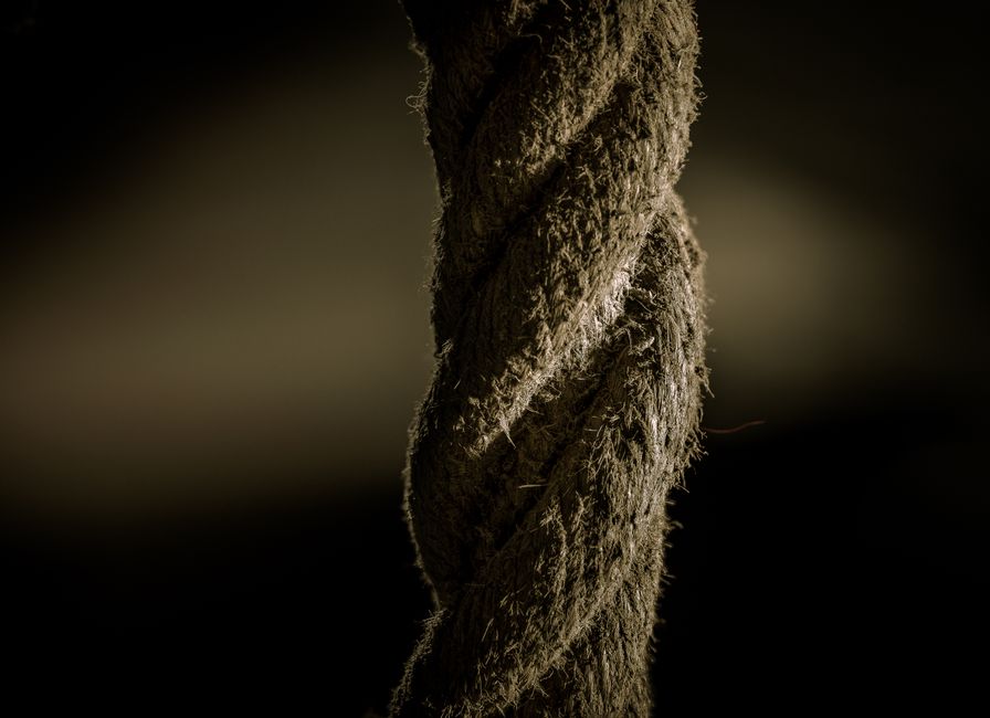 Detalle de una cuerda gruesa en penumbra, imagen de la sección sobre los roles del BDSM