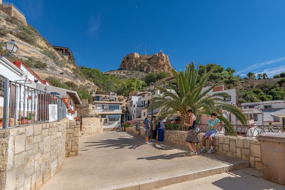 Chat BDSM de Alicante: El castillo de Santa Bárbara sobre la ciudad de Alicante en un día despejado