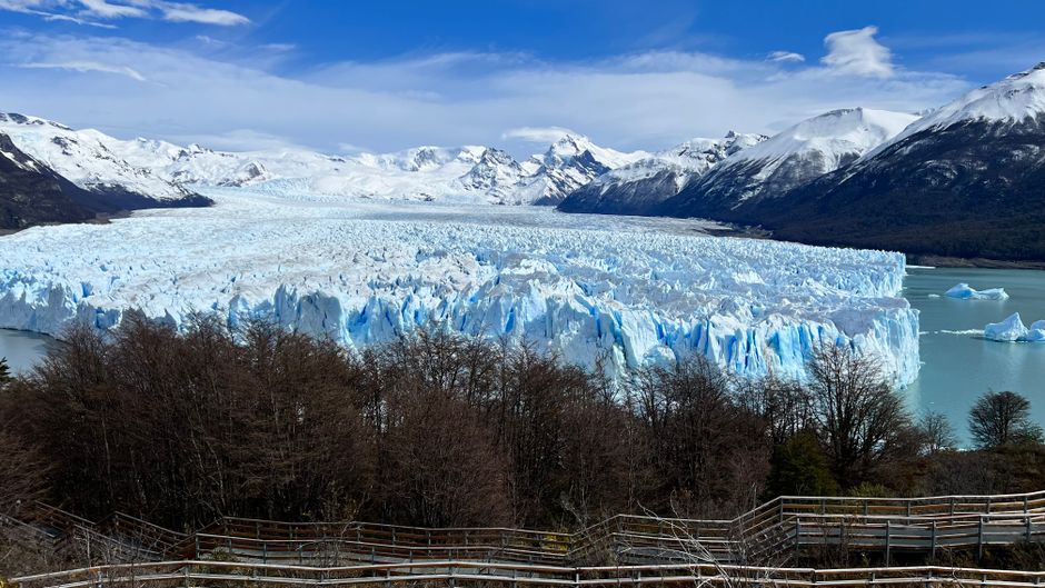 Chat BDSM de Argentina: El glaciar Perito Moreno en la Patagonia argentina, con montañas nevadas al fondo