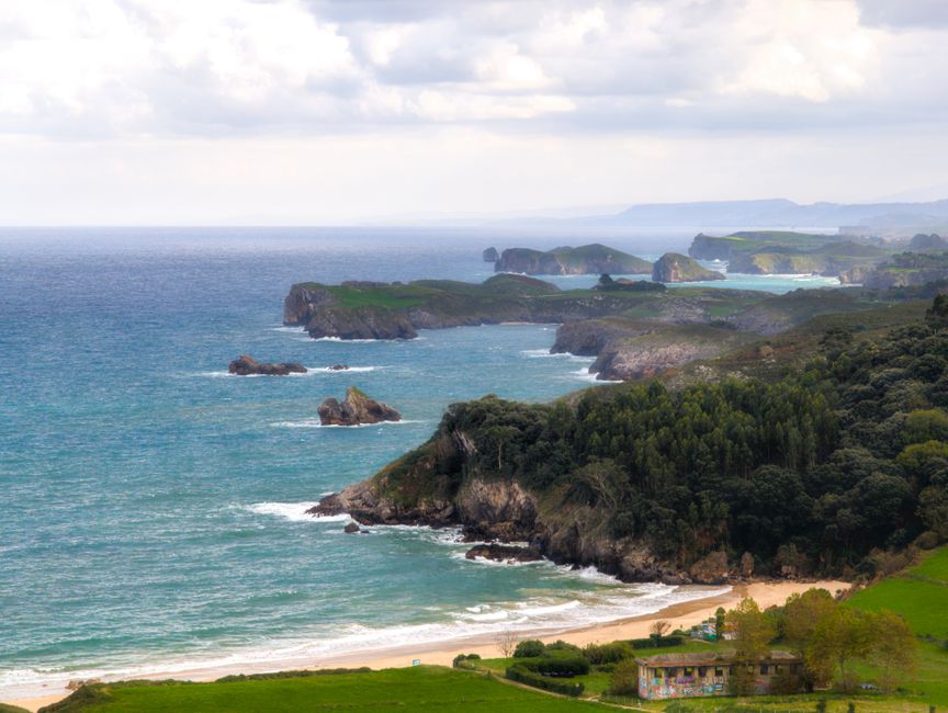 Chat BDSM de Asturias: Acantilados verdes sobre el mar en la costa asturiana