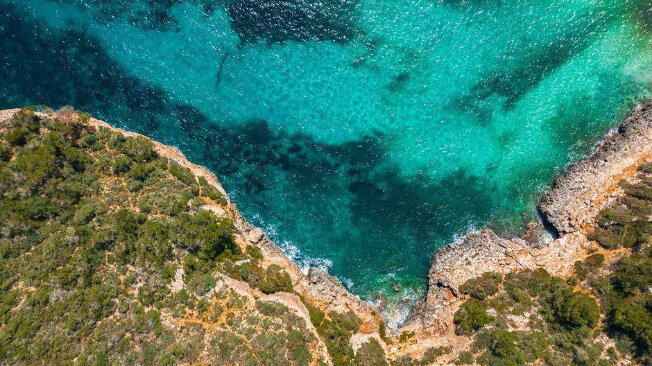 Chat BDSM de Baleares: Acantilados y agua turquesa en la costa de Mallorca