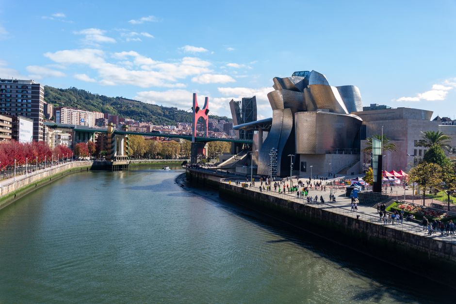 Chat BDSM de Bilbao: El museo Guggenheim de Bilbao junto a la ría