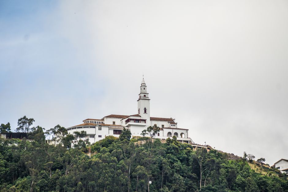 Chat BDSM de Bogotá: El santuario de Monserrate sobre el cerro, con Bogotá a sus pies