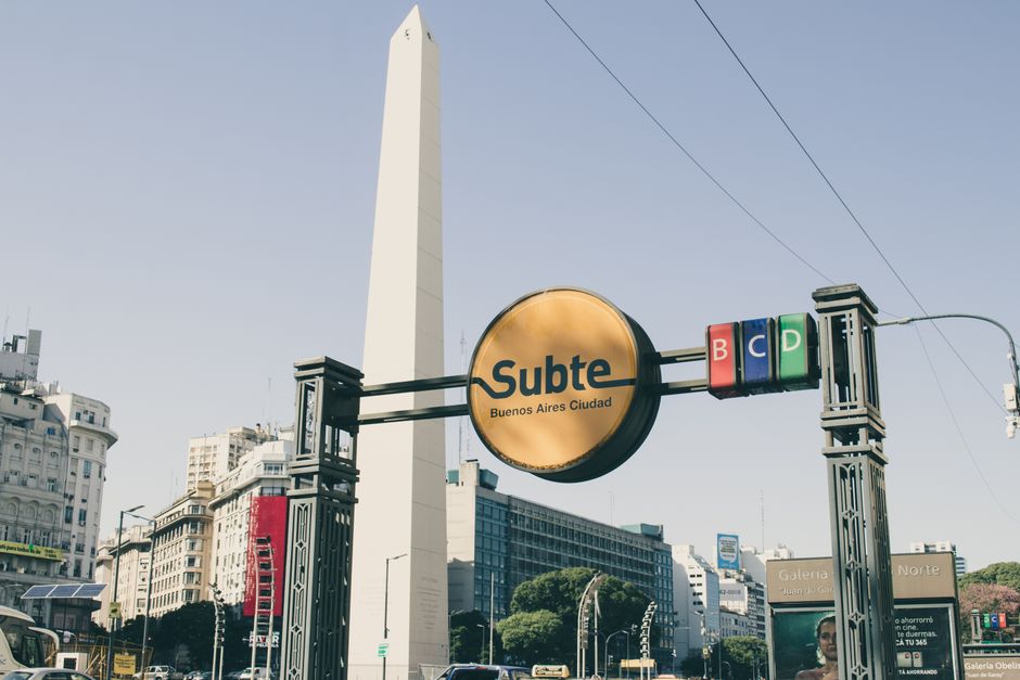 Chat BDSM de Buenos Aires: El Obelisco de Buenos Aires bajo un cielo despejado