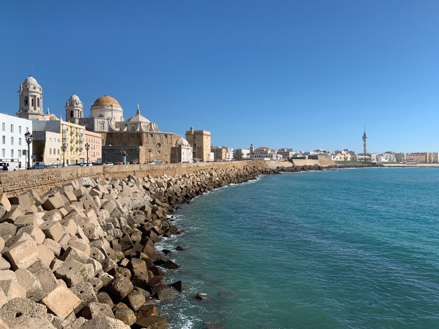 Chat BDSM de Cádiz: La catedral de Cádiz asomada al Atlántico, con la costa de la bahía al fondo
