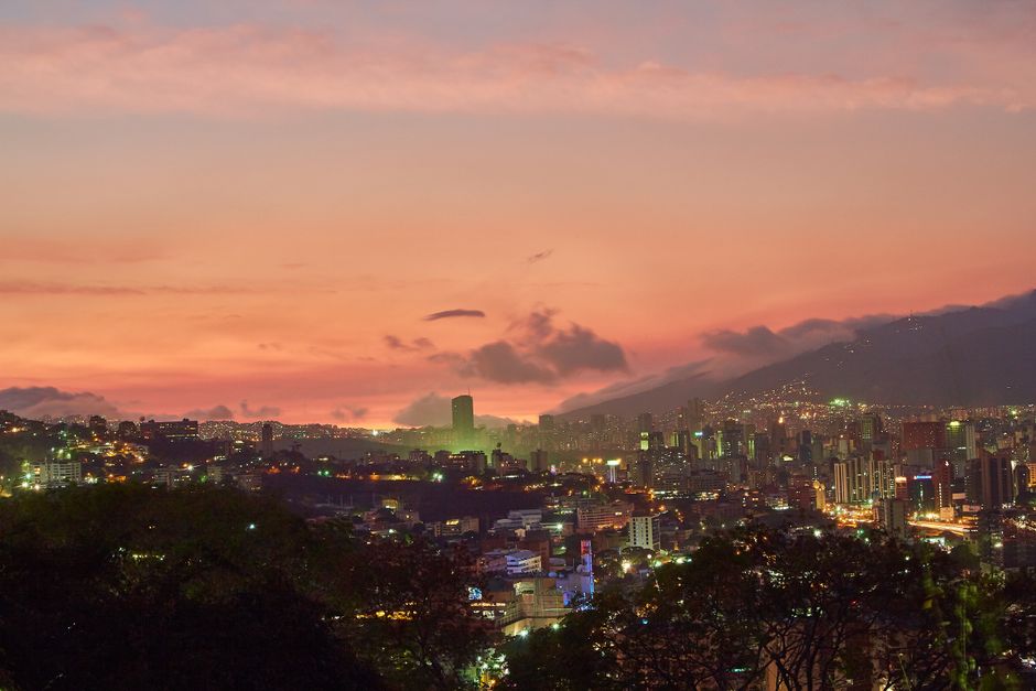 Chat BDSM de Caracas: El skyline de Caracas al anochecer, con el cielo encendido