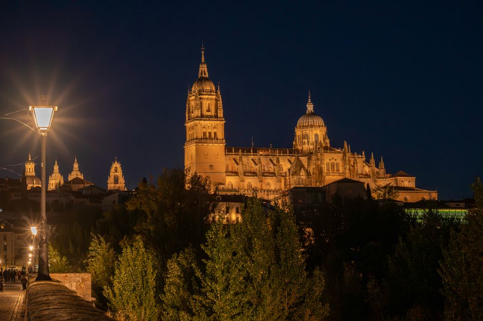 Chat BDSM de Castilla y León: La catedral de Salamanca iluminada de noche
