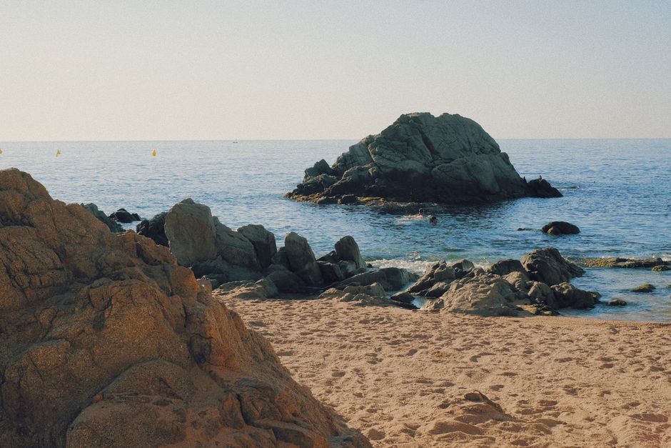 Chat BDSM de Cataluña: Una cala de la Costa Brava con agua transparente y roquedo a media altura