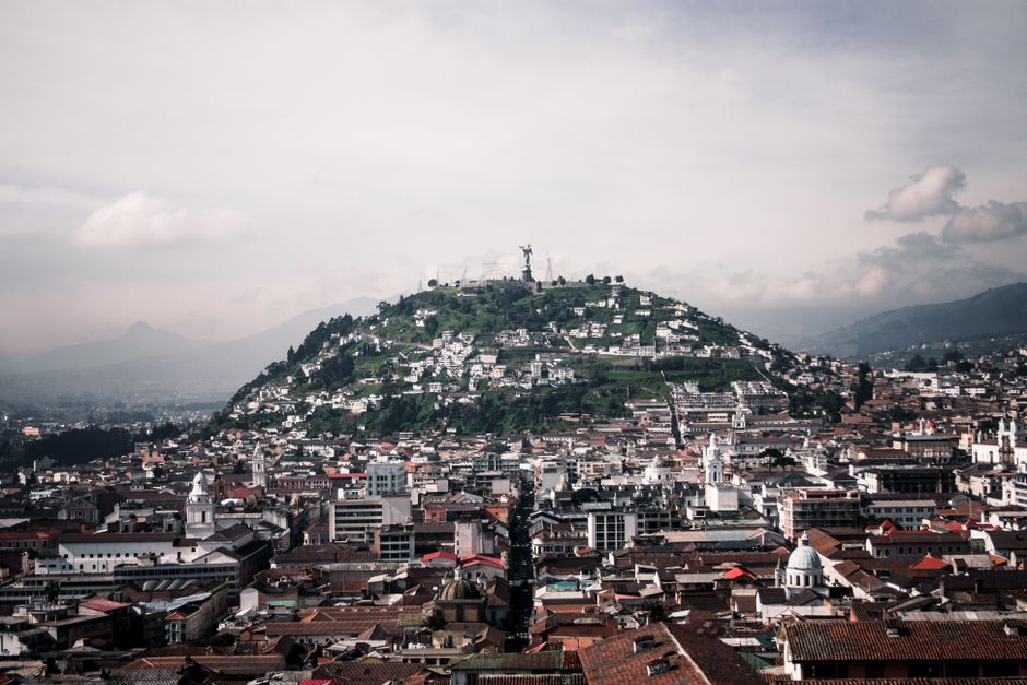 Chat BDSM de Ecuador: Quito extendida al pie de las montañas de los Andes