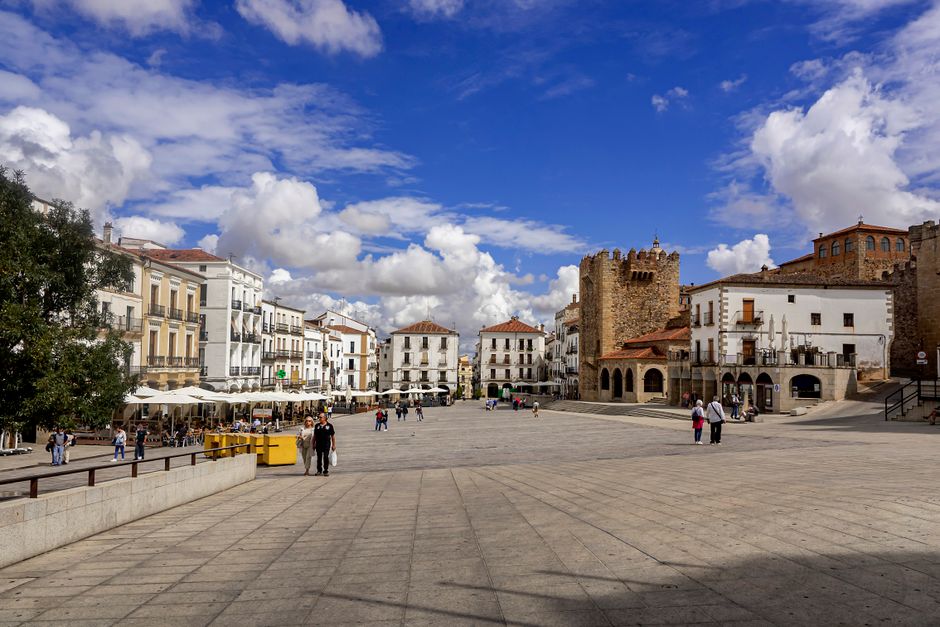 Chat BDSM de Extremadura: La Plaza Mayor de Cáceres con sus edificios históricos
