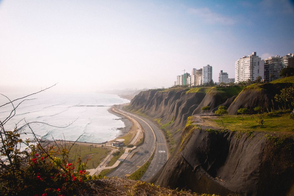 Chat BDSM de Lima: Los acantilados de Miraflores en Lima, con los edificios sobre el océano
