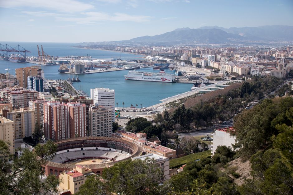 Chat BDSM de Málaga: El puerto de Málaga y su línea de costa vistos desde el aire