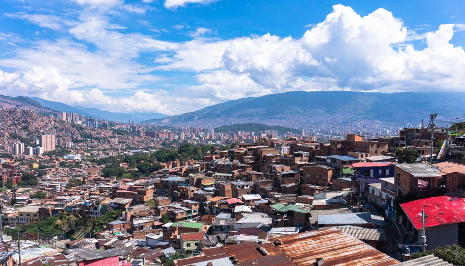 Chat BDSM de Medellín: Medellín encajada en su valle, con las montañas cerrando el horizonte