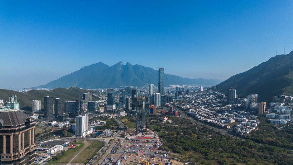 Chat BDSM de Monterrey: Monterrey desde el aire, con el Cerro de la Silla recortado al fondo