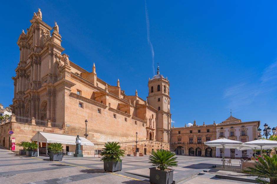 Chat BDSM de Murcia: La catedral de Murcia y su plaza en un día despejado