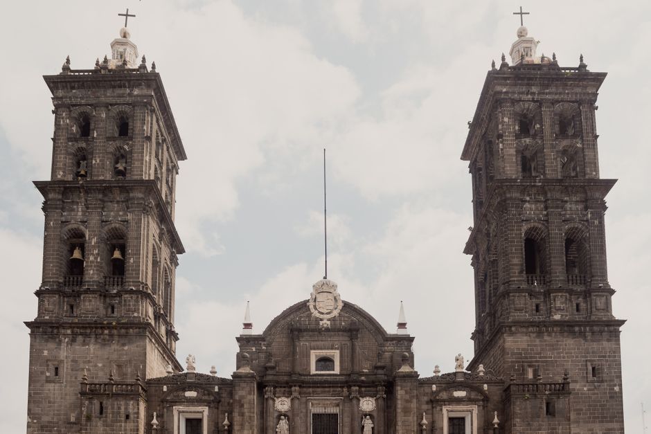 Chat BDSM de Puebla: Las dos torres de la catedral de Puebla contra un cielo nublado