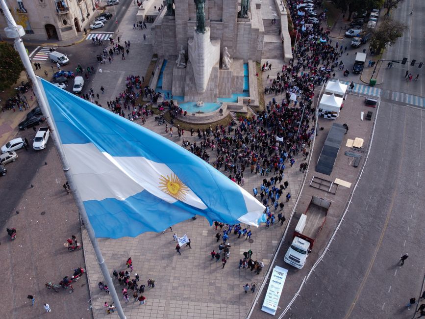 Chat BDSM de Rosario: El Monumento a la Bandera de Rosario visto desde arriba, junto al río