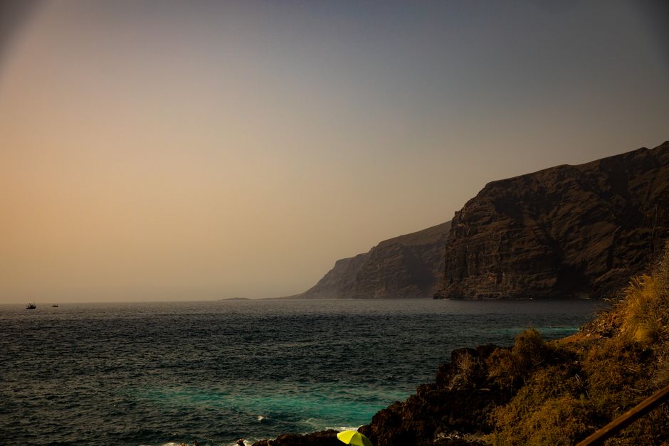 Chat BDSM de Tenerife: Acantilados sobre el océano en la costa de Tenerife