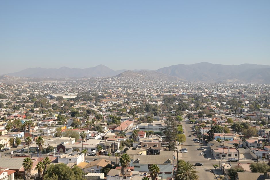 Chat BDSM de Tijuana: Tijuana vista desde arriba, con los cerros cerrando el horizonte