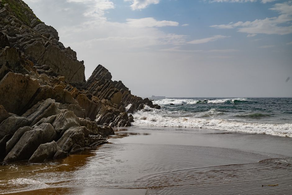 Chat BDSM de Vizcaya: La costa rocosa de Vizcaya con acantilados y oleaje