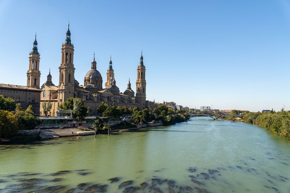 Chat BDSM de Zaragoza: La basílica del Pilar reflejada en el Ebro a su paso por Zaragoza