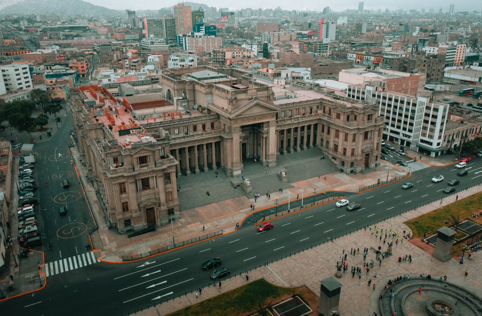 Perú: Aerial shot of Palace of Justice in Lima, capturing urban landscape and architecture.